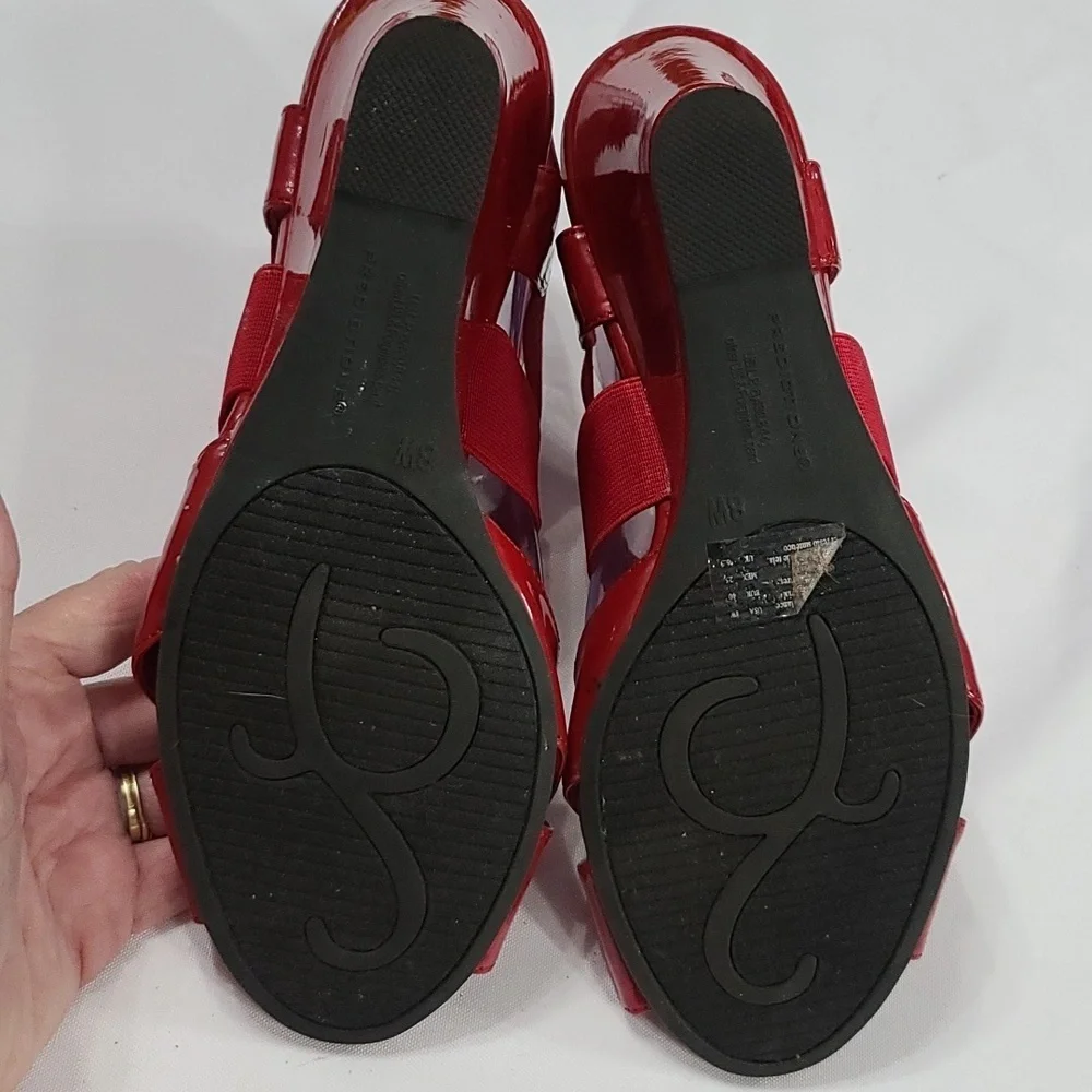 Predictions Womens Shiny Red Faux Leather Wedge Sandals Holidays 8W GUC READ‎